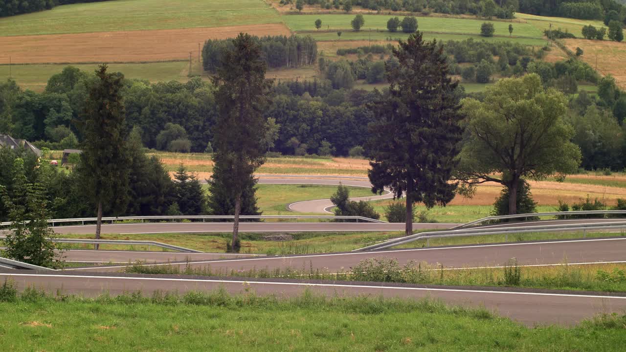 山区蜿蜒曲折道路上的适度汽车交通视频素材