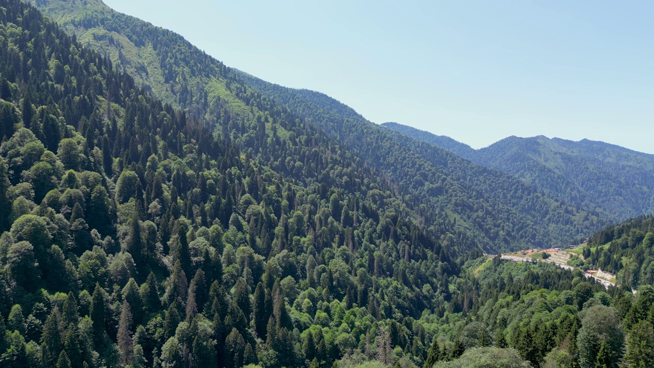 山。鸟瞰图:rkiye北部山脉。在土耳其Rize拍摄视频下载