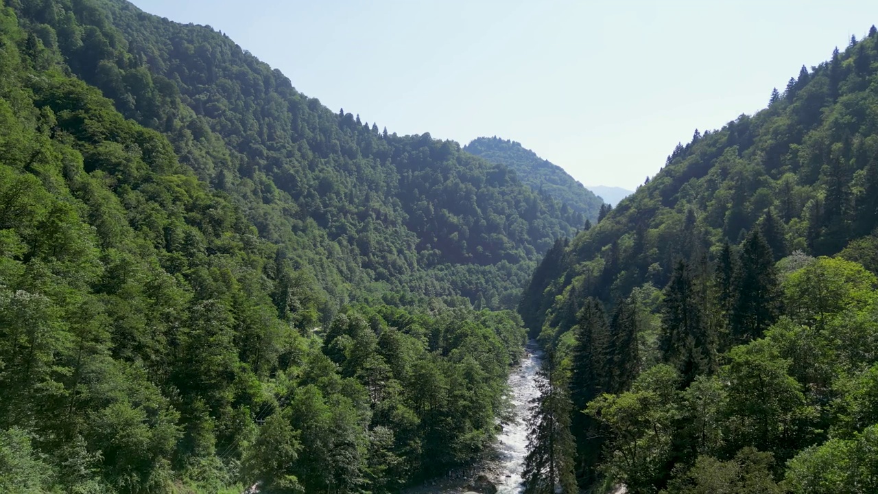 这条河从空中流过群山。自然生活理念。水资源概念。土耳其里兹Fırtına河鸟瞰图视频下载