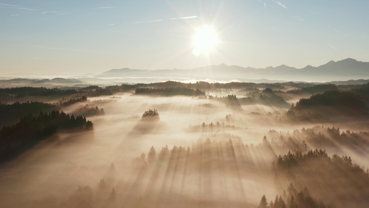 巴伐利亚州Pfaffenwinkel地区日出时雾蒙蒙的鸟瞰图。Bad Bayersoien, Pfaffenwinkel, Garmisch-Partenkirchen，上巴伐利亚，上巴伐利亚，德国巴伐利亚。视频下载