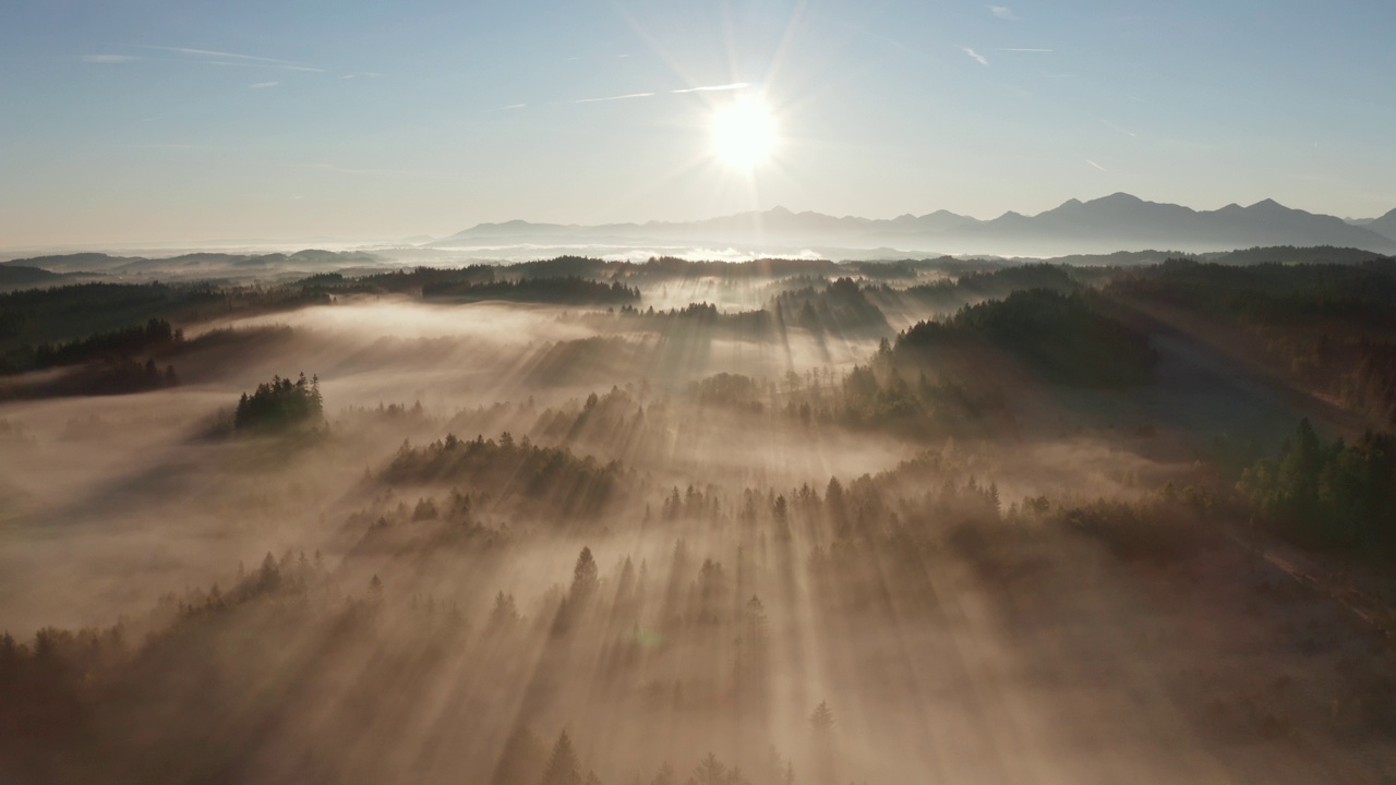 巴伐利亚州Pfaffenwinkel地区日出时雾蒙蒙的鸟瞰图。Bad Bayersoien, Pfaffenwinkel, Garmisch-Partenkirchen，上巴伐利亚，上巴伐利亚，德国巴伐利亚。视频下载