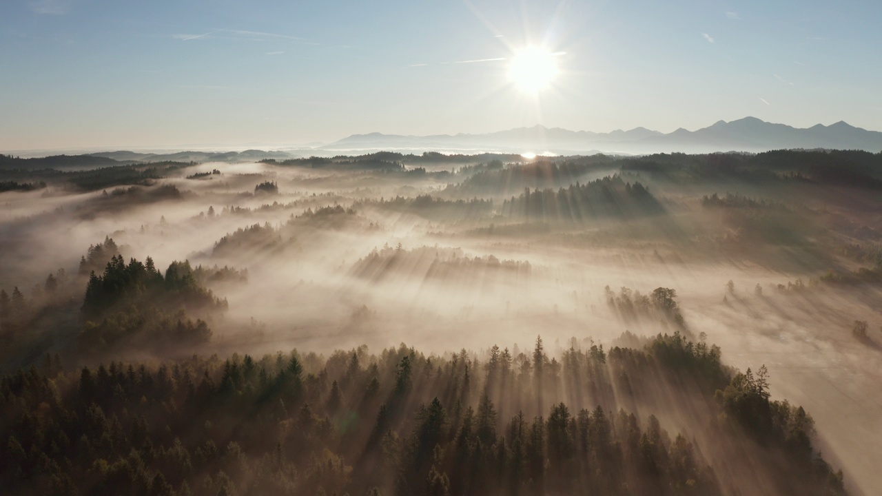 巴伐利亚州Pfaffenwinkel地区日出时雾蒙蒙的鸟瞰图。Bad Bayersoien, Pfaffenwinkel, Garmisch-Partenkirchen，上巴伐利亚，上巴伐利亚，德国巴伐利亚。视频下载