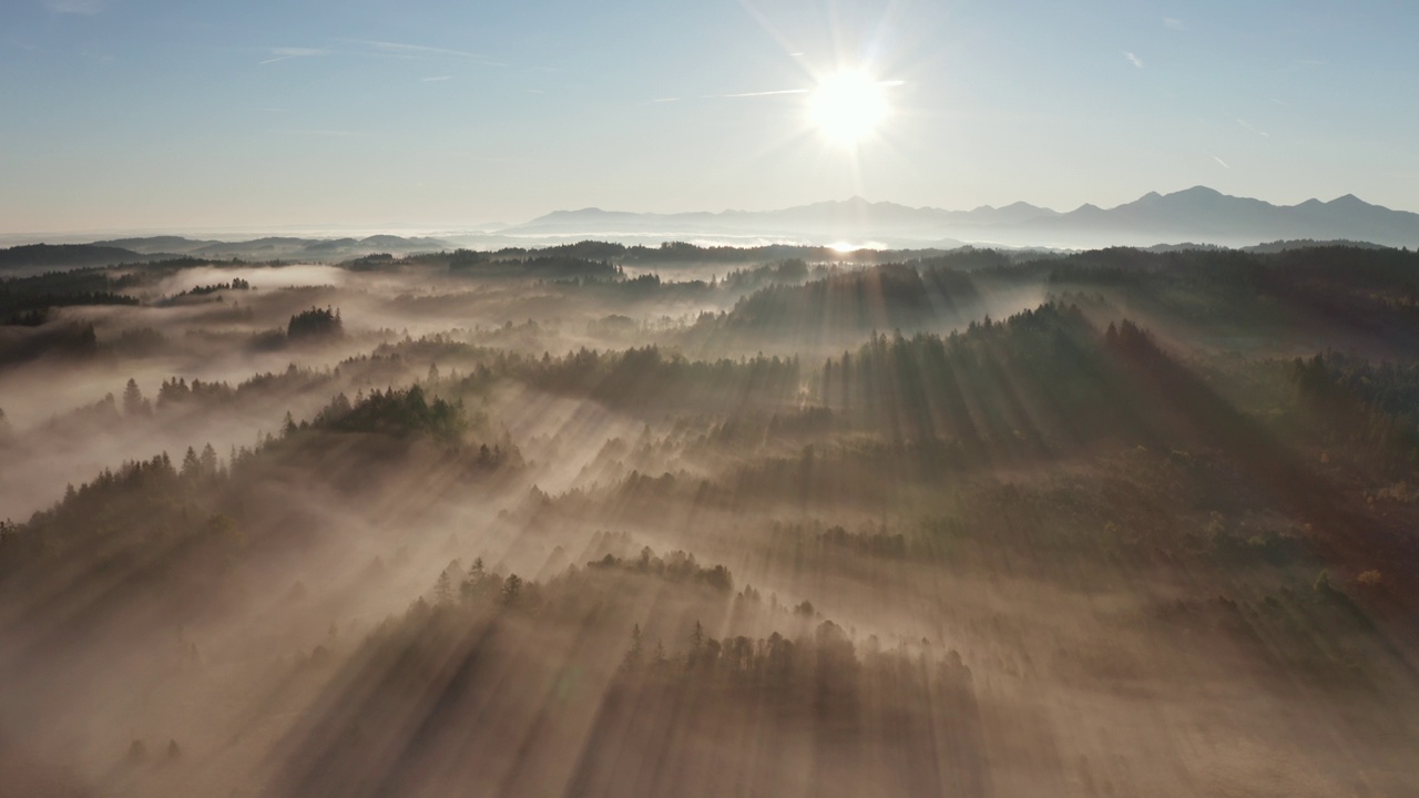 巴伐利亚州Pfaffenwinkel地区日出时雾蒙蒙的鸟瞰图。Bad Bayersoien, Pfaffenwinkel, Garmisch-Partenkirchen，上巴伐利亚，上巴伐利亚，德国巴伐利亚。视频下载