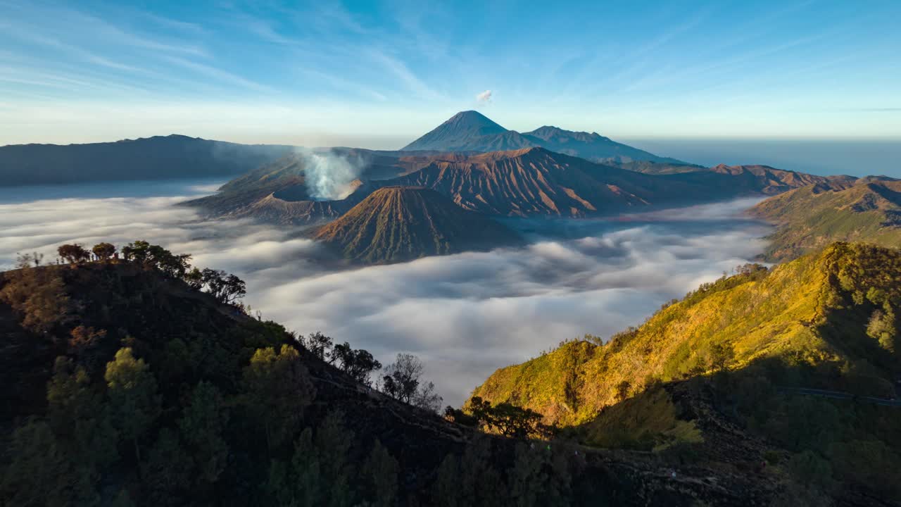 4K超延时鸟瞰图飞向云海之上的Bromo火山，爪哇，印度尼西亚视频素材