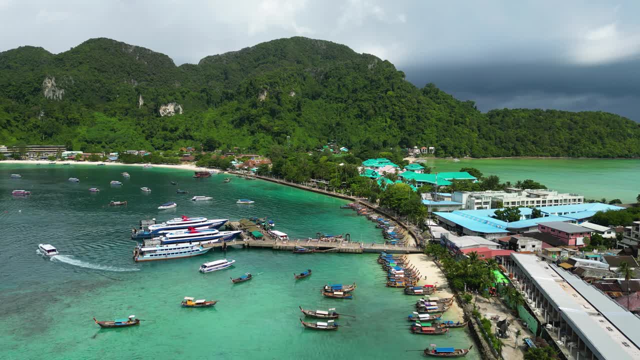 空中拍摄的照片揭示了皮皮岛通塞湾充满活力的海岸风景，皮皮岛是泰国最受欢迎的岛屿之一。视频素材