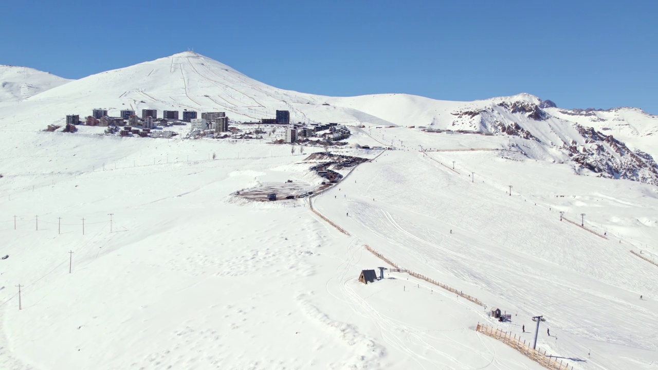 全景鸟瞰图独家El科罗拉多滑雪胜地在智利安第斯山脉的雪坡。视频素材