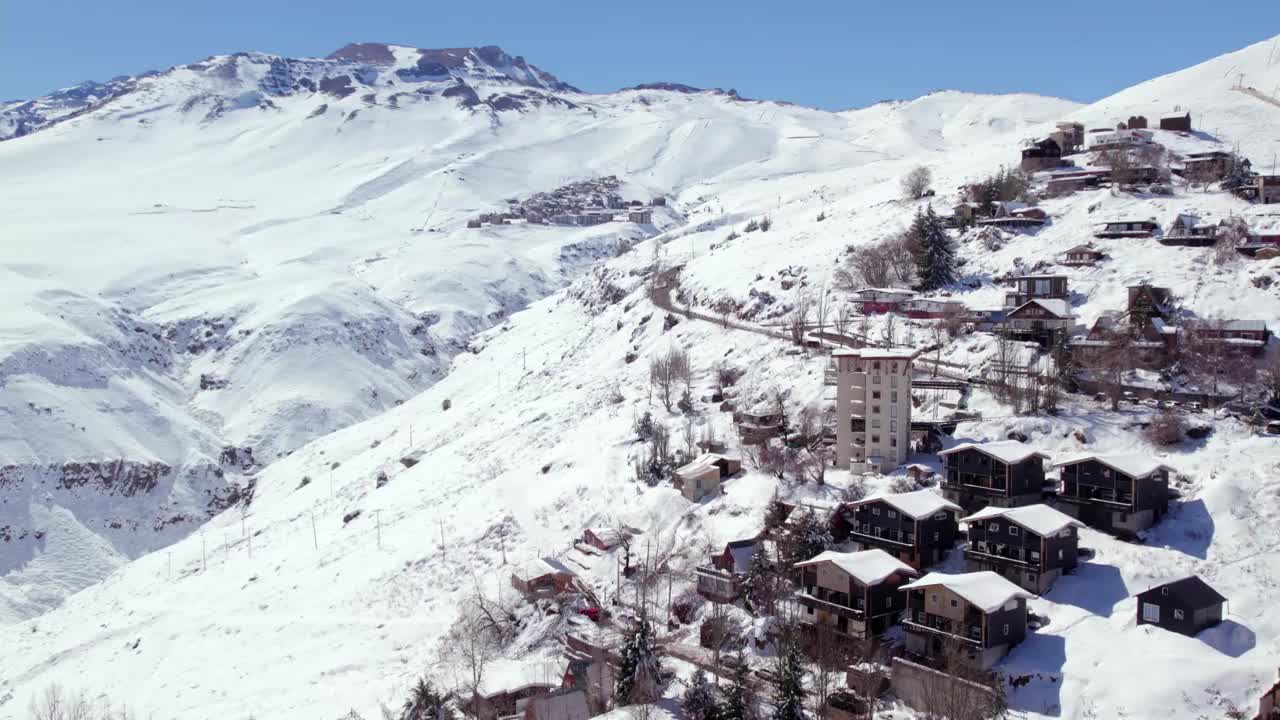 飞越法雷洛内斯，俯瞰独家滑雪胜地拉帕尔瓦，在智利完全下雪，阳光明媚的一天。视频素材