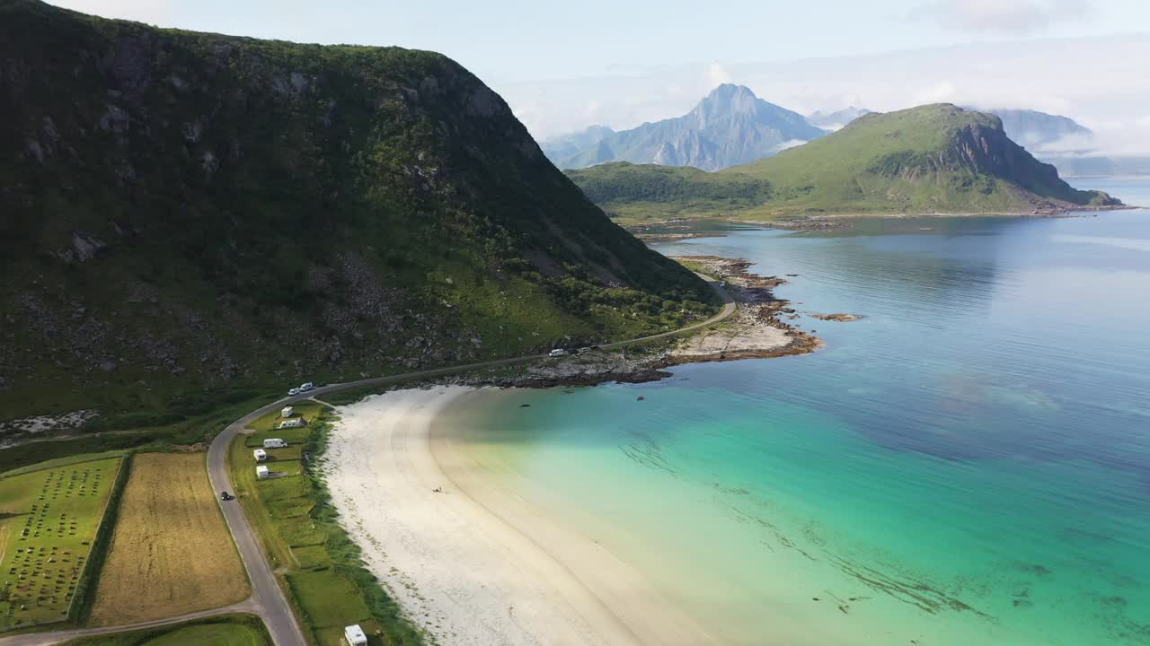 维克海滩和挪威Hauklandstranda的宽旋转航拍镜头，海岸线上的无人机拍摄了蓝绿色的海水视频素材