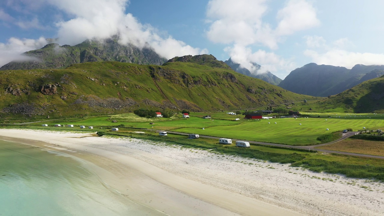 展示了Vik海滩和Hauklandstranda挪威的无人机镜头，北欧海岸线与蓝绿色的海水空中视频素材