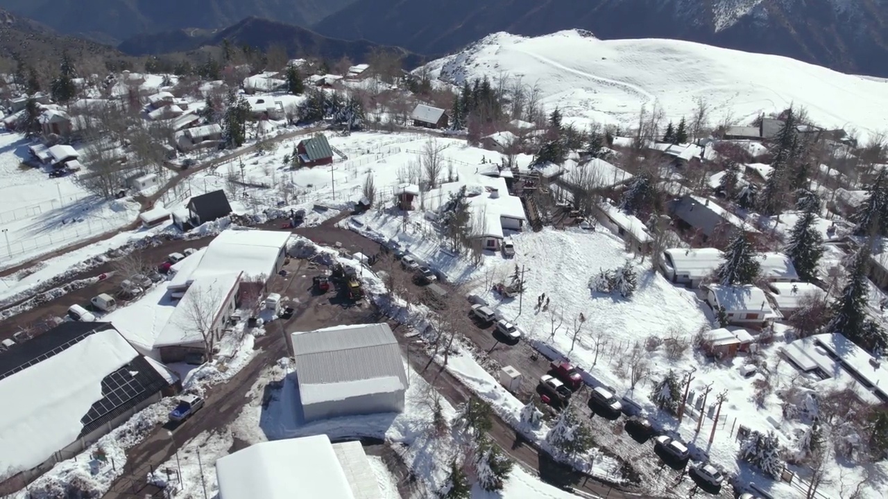 空中俯瞰的Farellones山城，积雪覆盖的城镇景观，智利视频素材