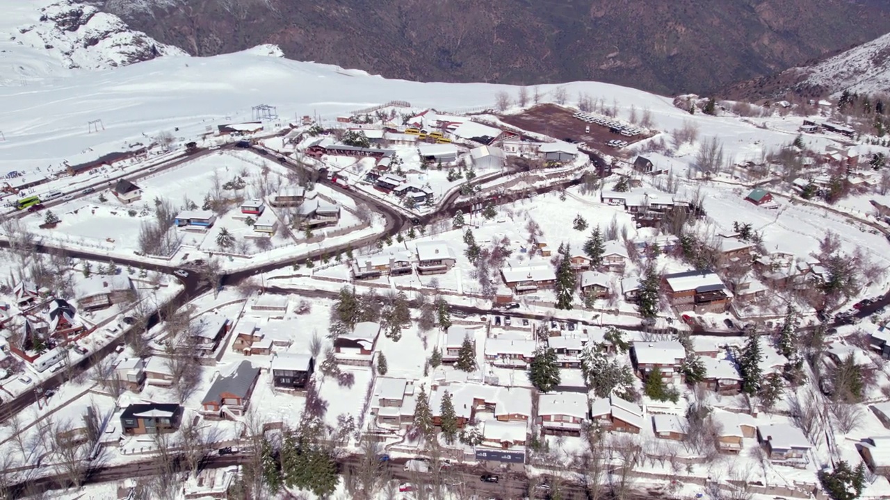 鸟瞰图，法雷洛内斯的山区有欧洲风格的小木屋和小木屋，满是雪，智利的旅游景点。视频素材