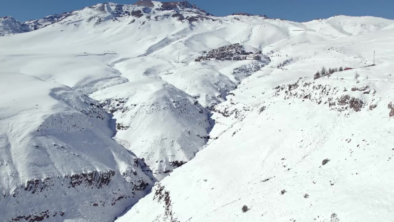 在智利雪山上的拉帕尔瓦独家滑雪胜地的鸟瞰图视频素材