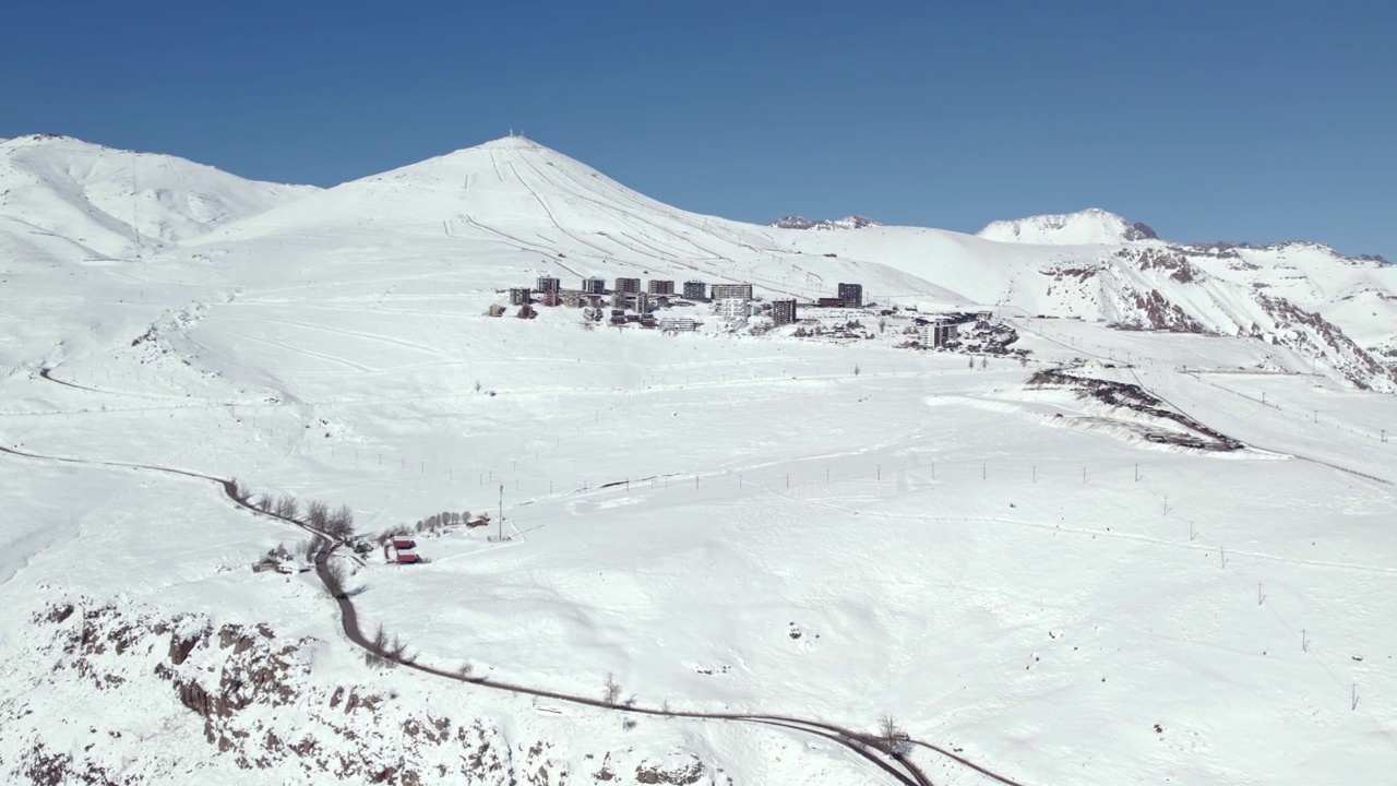 无人机拍摄建立专属滑雪胜地El Colorado，在智利。雪山顶上的度假村建筑群。视频素材