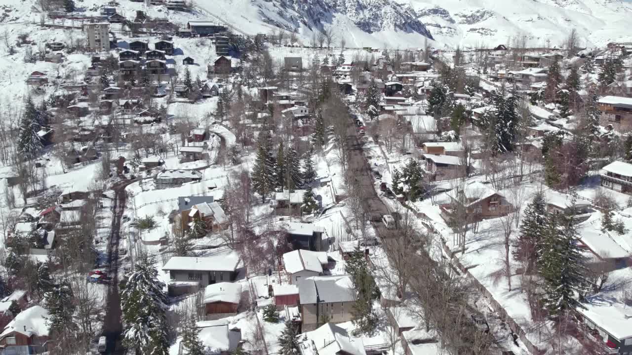 安第斯山脉法雷洛内斯积雪街道上空的航拍照片视频素材