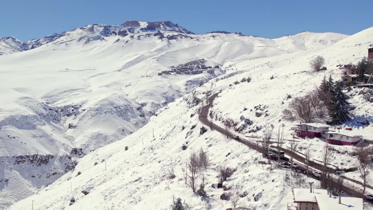 鸟瞰陡峭的道路通往独家拉帕尔瓦滑雪胜地从法雷洛内斯冬季山脉景观视频素材