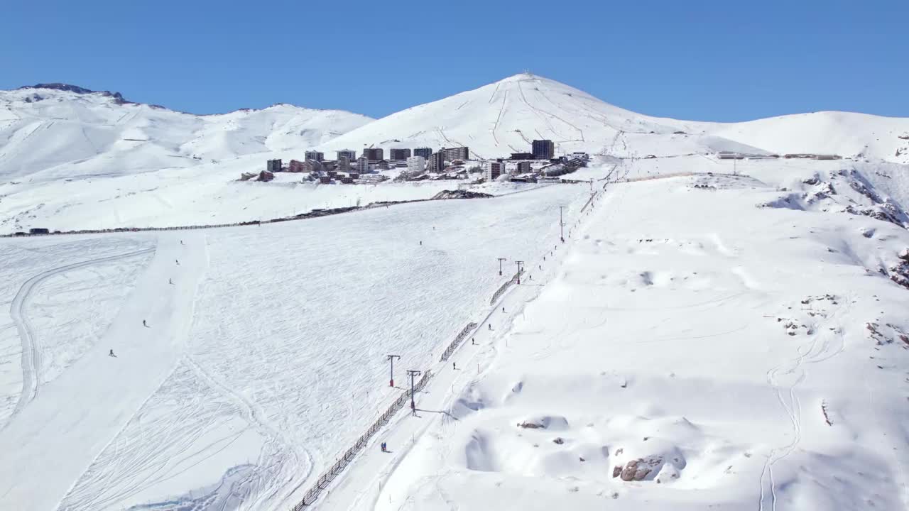 建立艾尔科罗拉多滑雪胜地的镜头，人们从山坡上下来视频素材