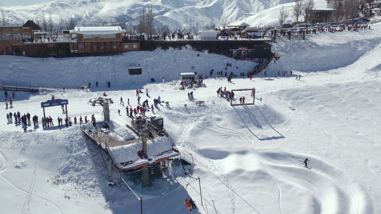 鸟瞰挤满游客的Farellones雪场，背景是山脉。智利视频素材