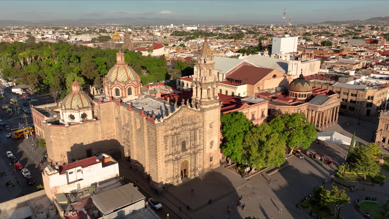 米姆萨西科的圣路易斯Potosí市的航拍画面，显示了“Nuestra Señora del Carmen”神庙和“Teatro de la Paz”剧院视频素材