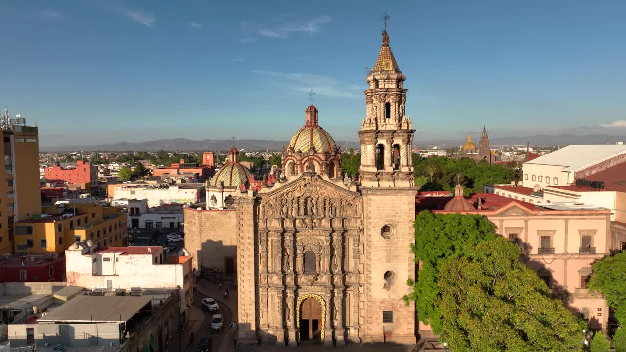 航拍的“Nuestra Señora del Carmen”神庙在圣路易斯Potosí， m录影带视频素材