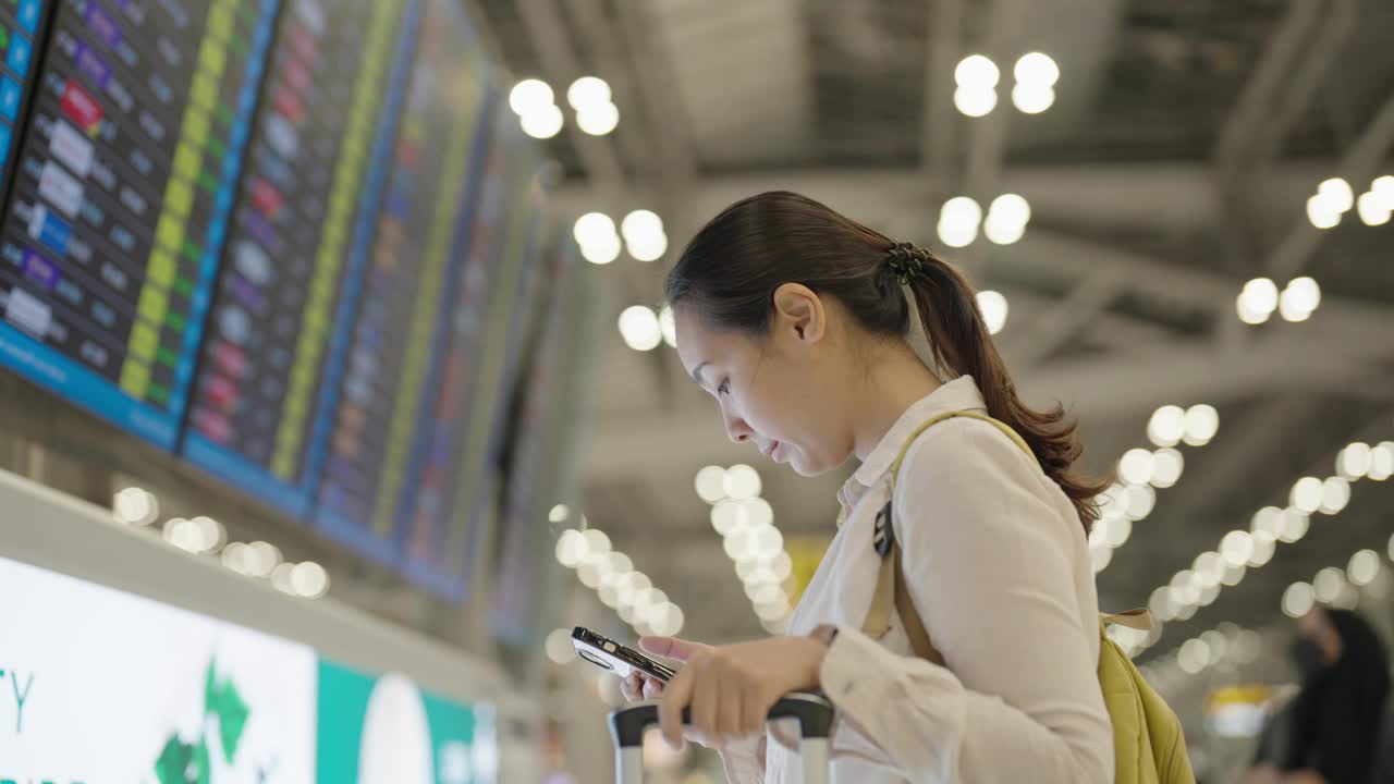 女游客在看机场登机牌视频素材