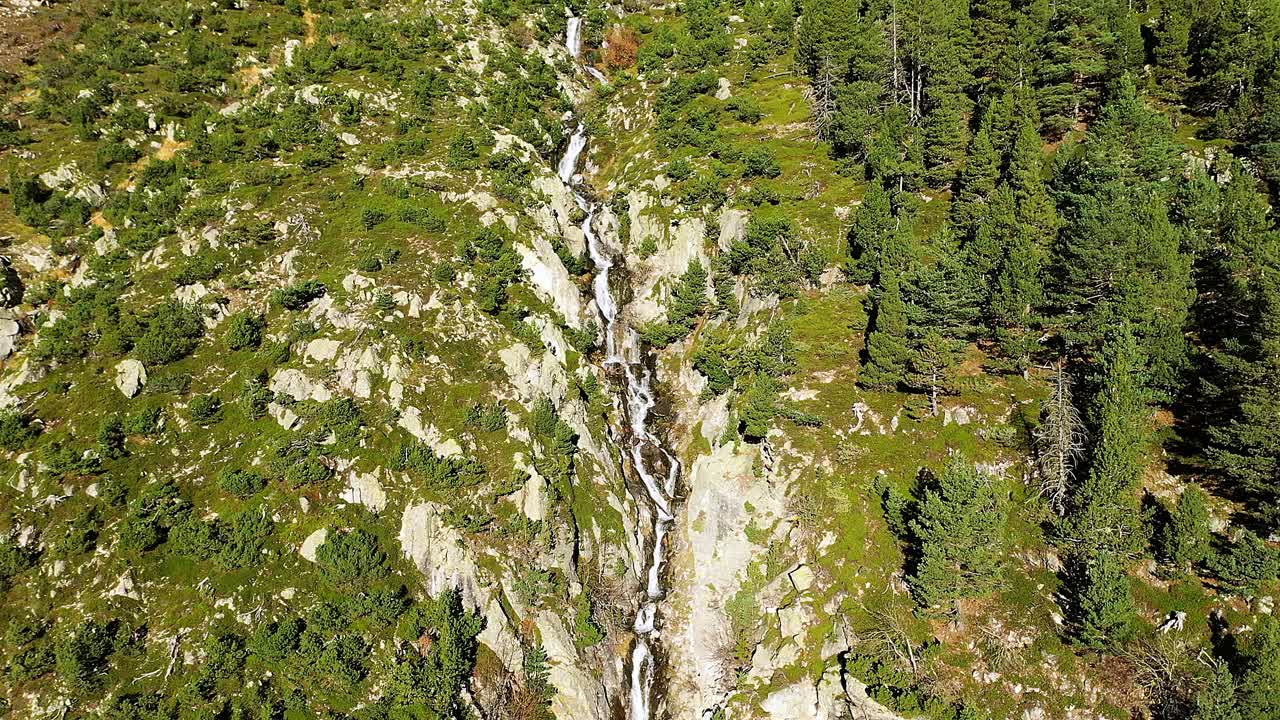 山间河流奔流而下，汇入比利牛斯山脉的岩石峡谷。视频素材