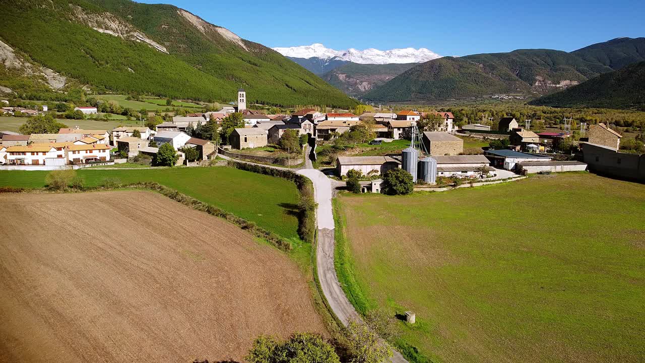 通往比利牛斯山脉脚下的西班牙乡村小镇的道路。视频素材