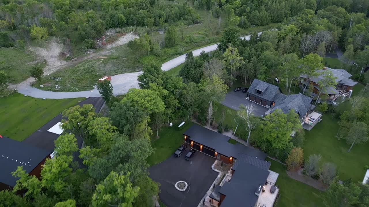 美丽的房子与码头在宁静的湖-航拍视频素材
