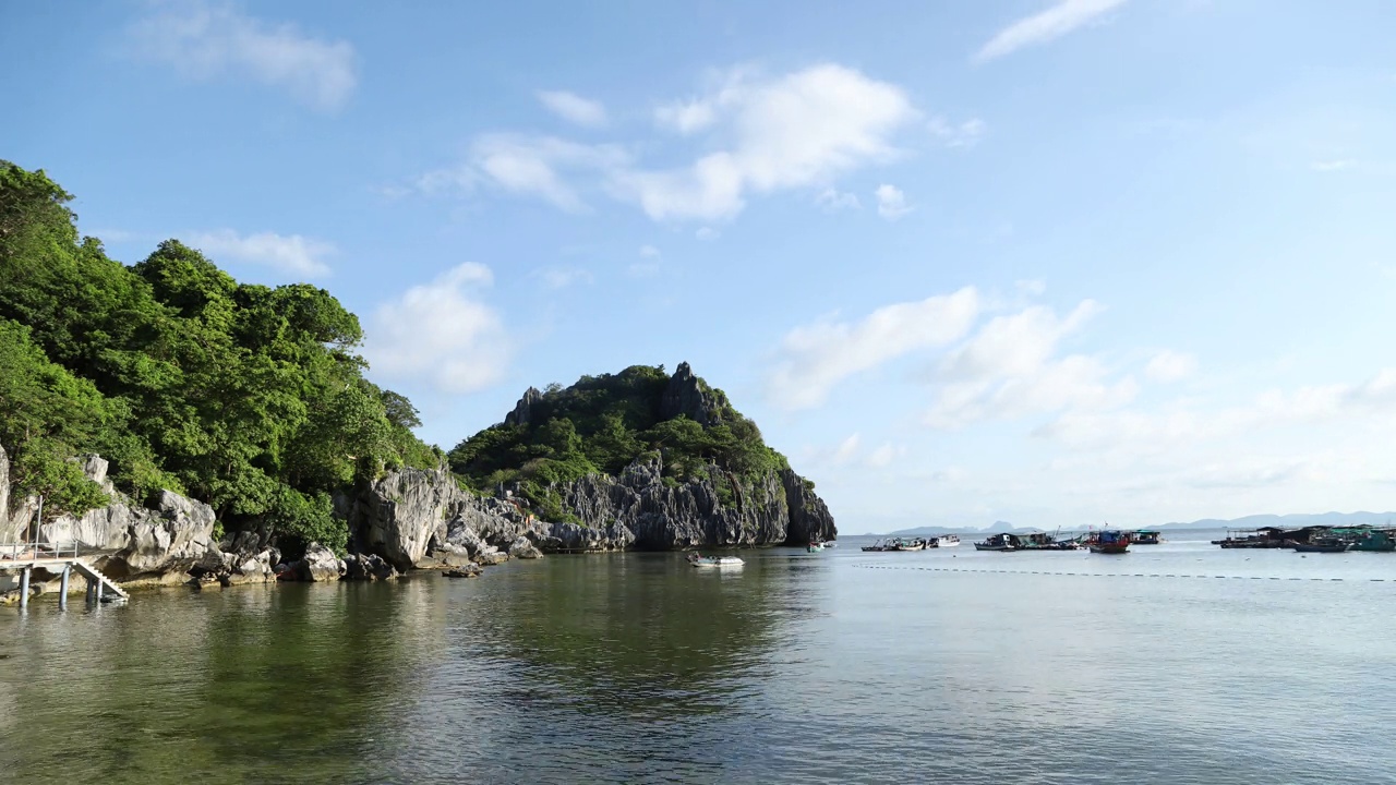 在宁静的蓝色大海中的石灰岩山脉景观，Nghe岛，Kien jiang省视频素材