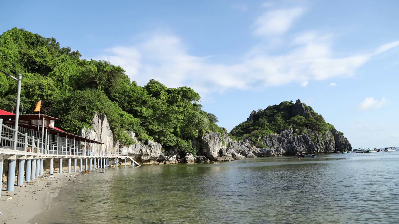 在宁静的蓝色大海中的石灰岩山脉景观，Nghe岛，Kien jiang省视频素材