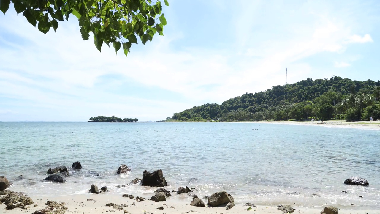 美丽的海滩，白色的沙滩和蓝色的大海，下田群岛，海盗群岛，坚江省视频素材