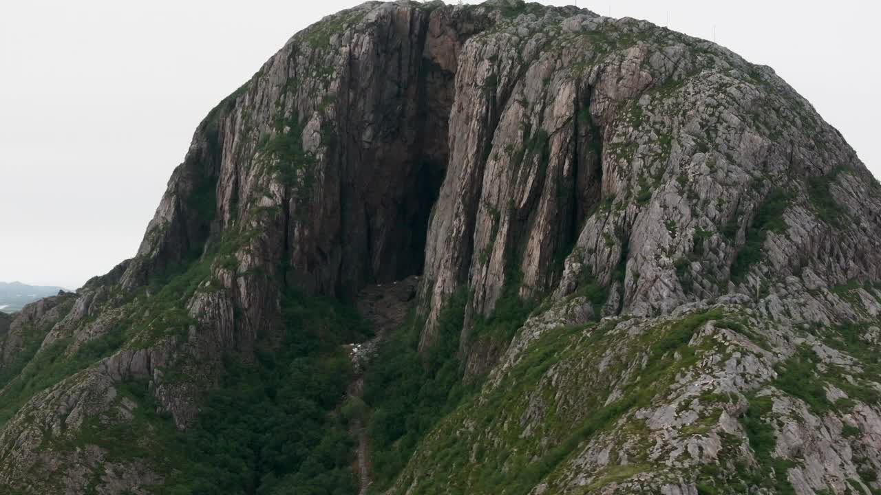 无人机揭示了穿过托格哈滕山的黑暗神秘洞穴视频素材