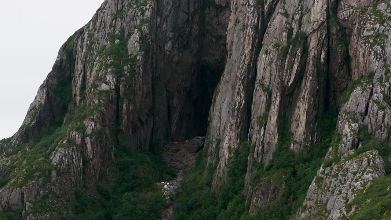 黄昏时分穿过挪威托格哈滕山的神秘洞穴;无人机视频素材