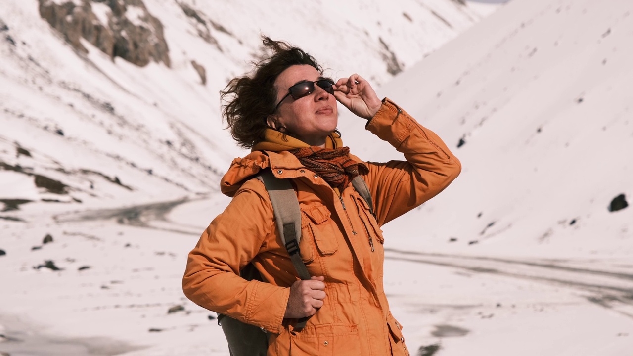 女游客在天山欣赏雪景视频素材