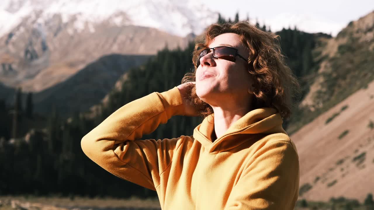 一位女游客正在欣赏天山美景视频素材