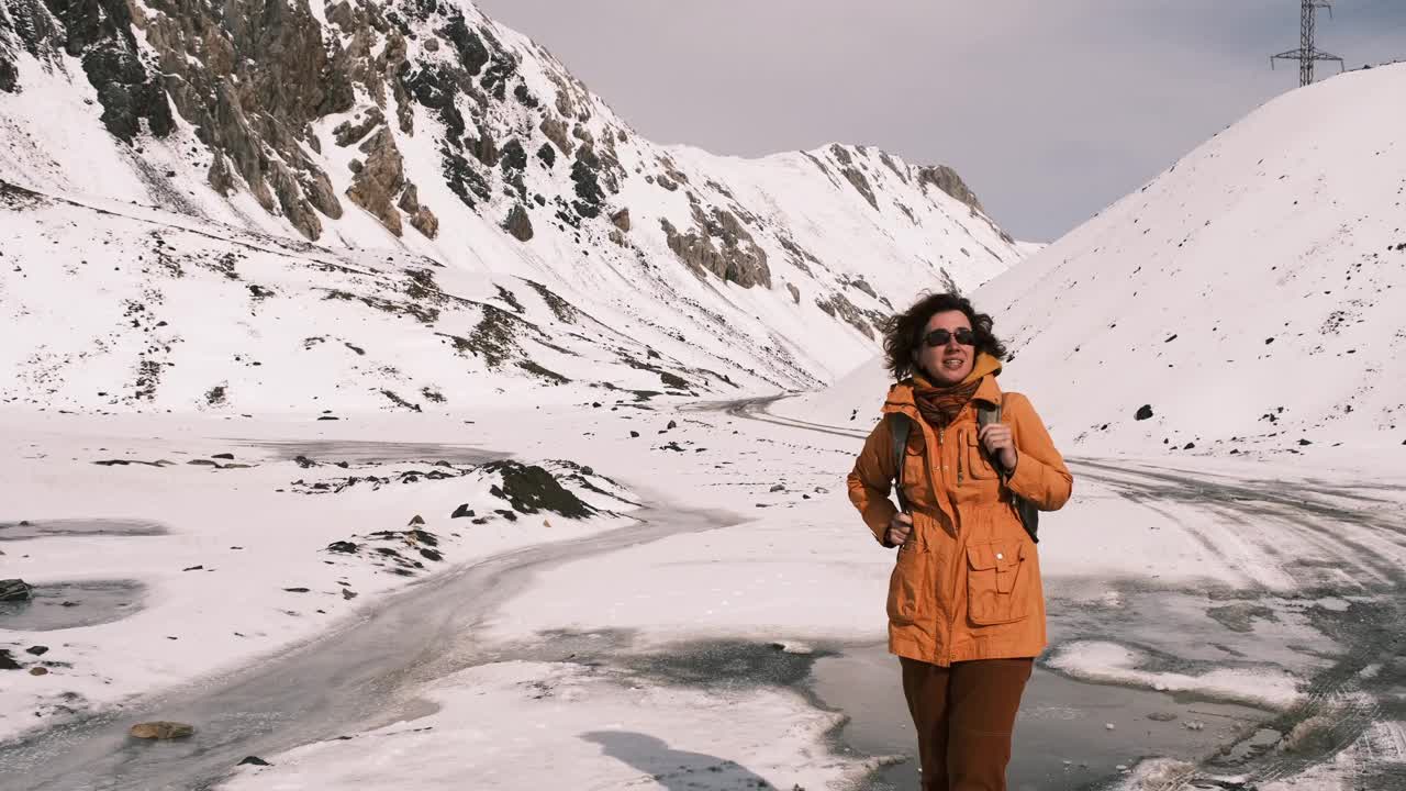 女游客在天山欣赏雪景视频素材