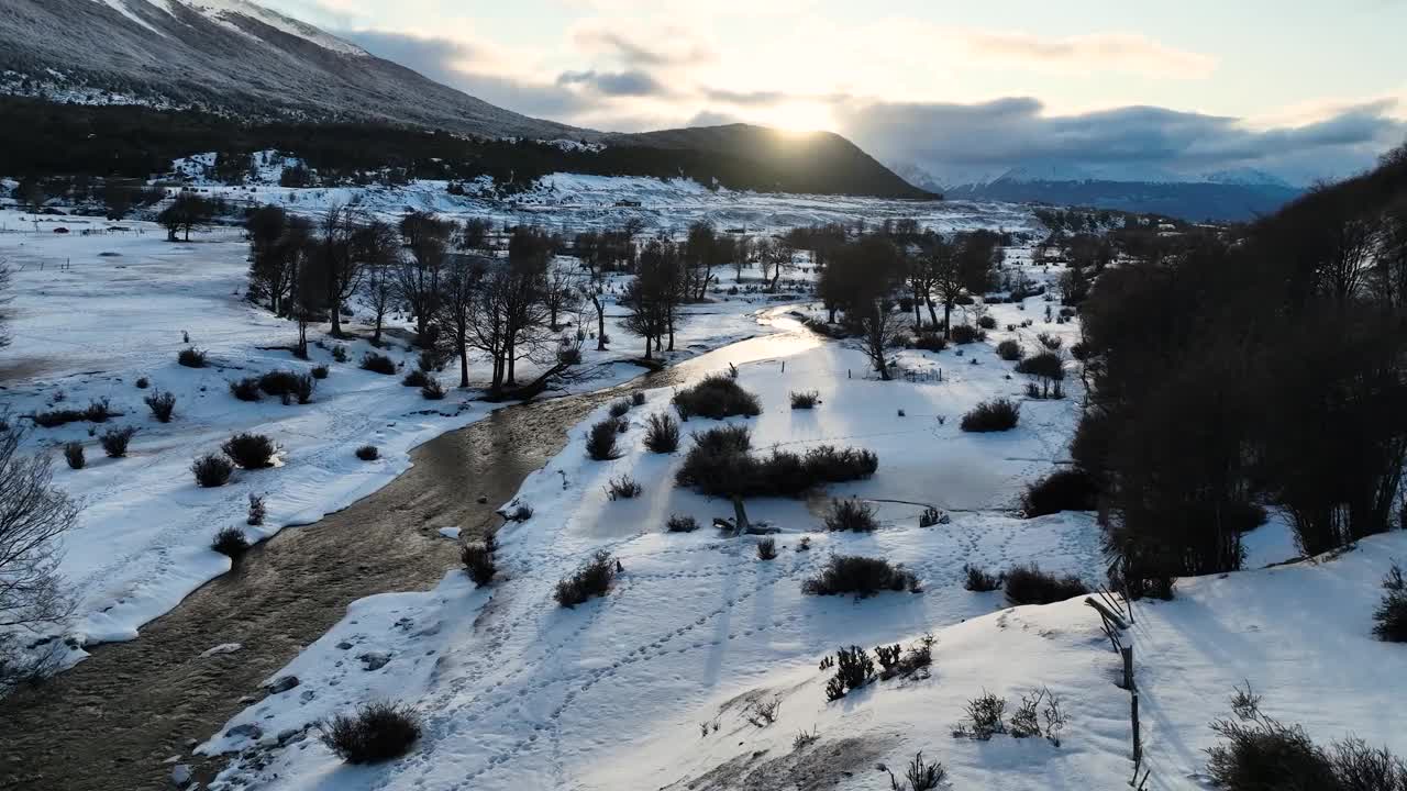 阿根廷火地岛乌斯怀亚的白雪覆盖的森林。雪山。阿根廷火地岛。冬天的背景。阿根廷火地岛乌斯怀亚的白雪覆盖的森林。视频素材