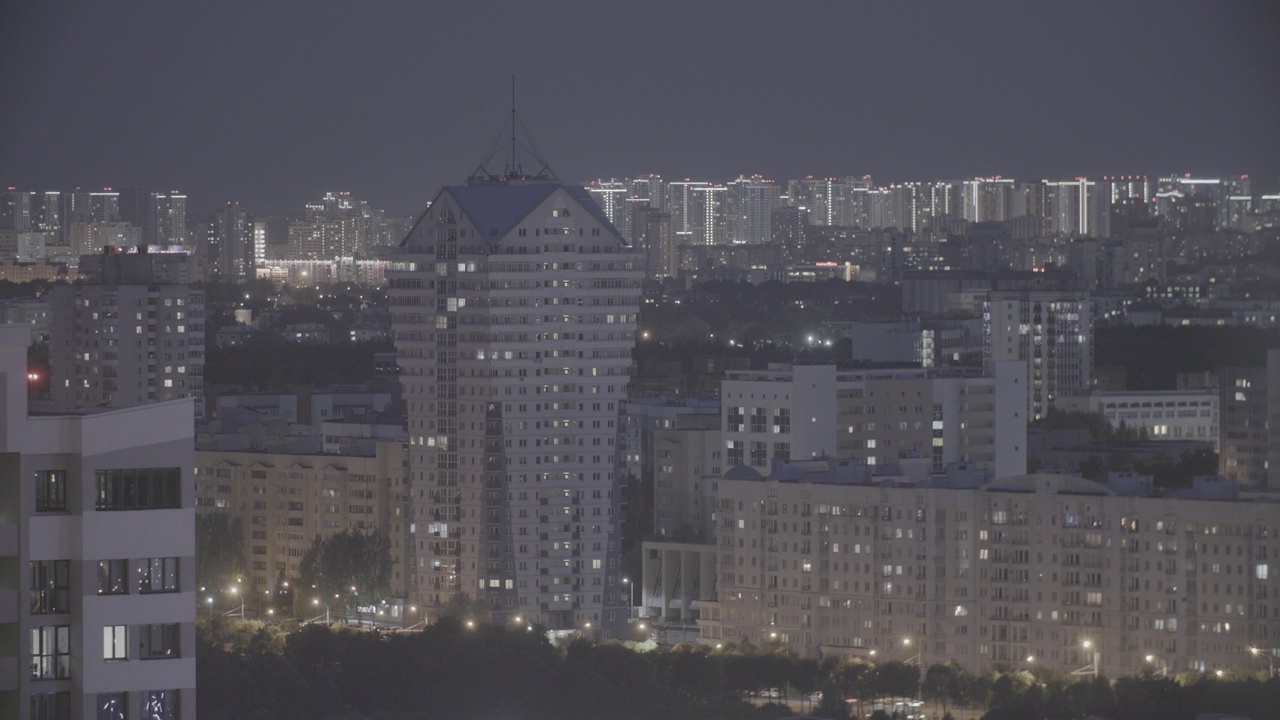 现代多层住宅。高架景观城市天际线。夜间灯光照明延时。背景夜间延时。城市夜景。未分级，佳能，C- Log, C- Log, Log视频素材