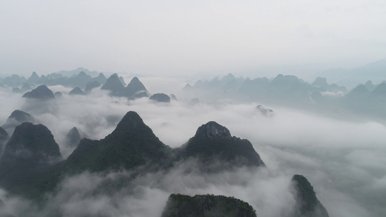 中国广西桂林市阳朔县兴平镇，晨雾中喀斯特山峰的自然风光视频素材