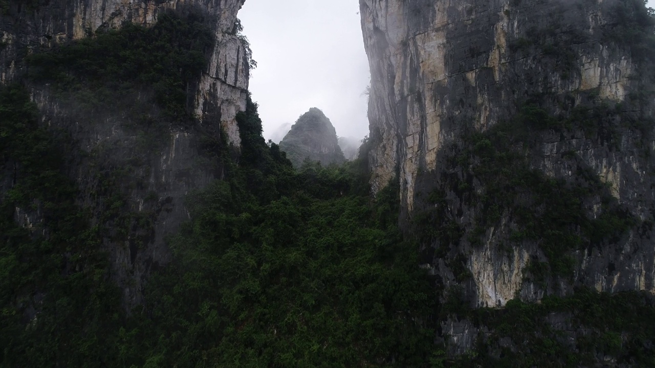 中国广西桂林市阳朔县兴平镇，晨雾中喀斯特山峰的自然风光视频素材