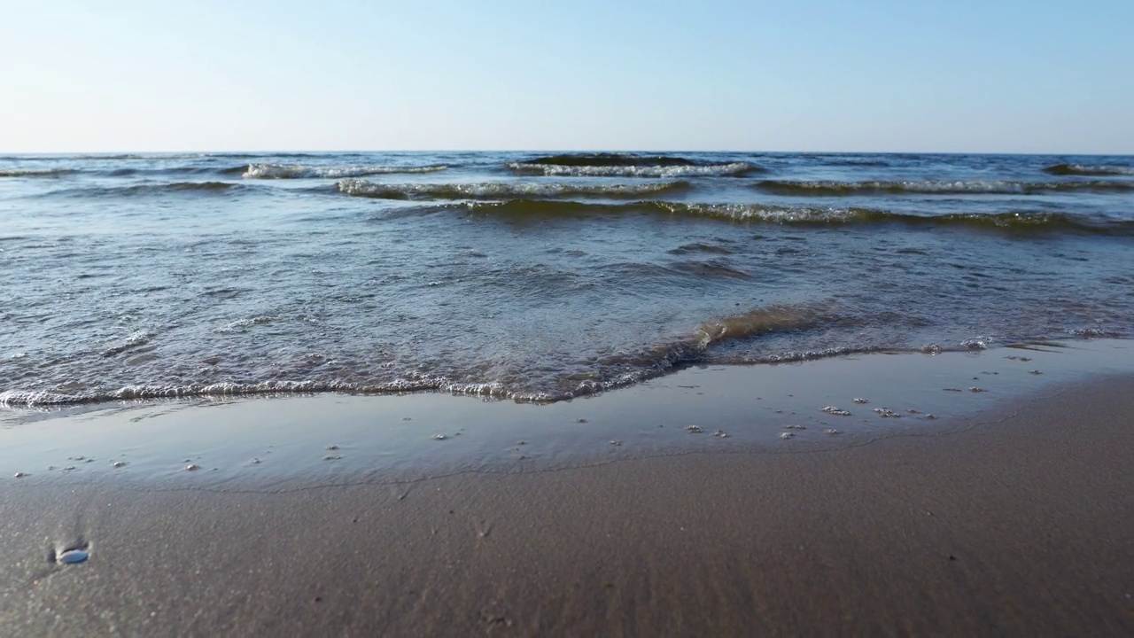 4K -海滩上的海浪。慢动作倒转视频下载