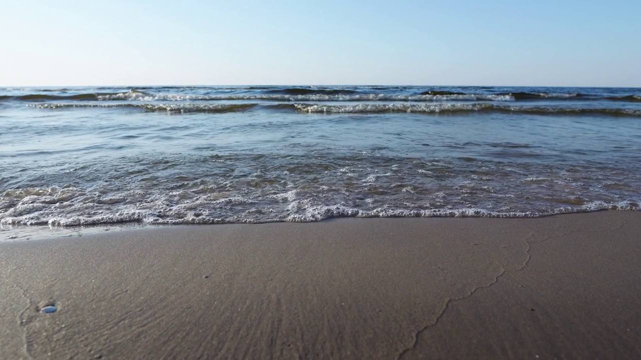 4K -海滩上的海浪。慢镜头前进视频下载