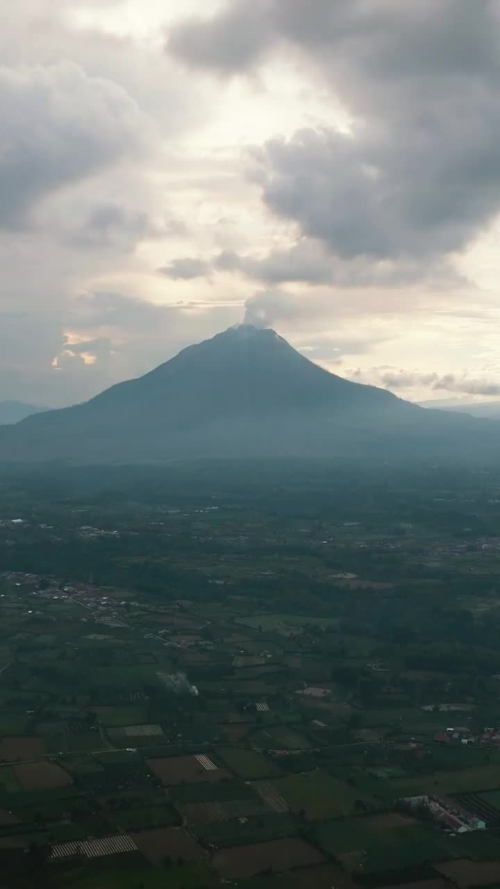 农业用地和山地。印度尼西亚苏门答腊。视频素材