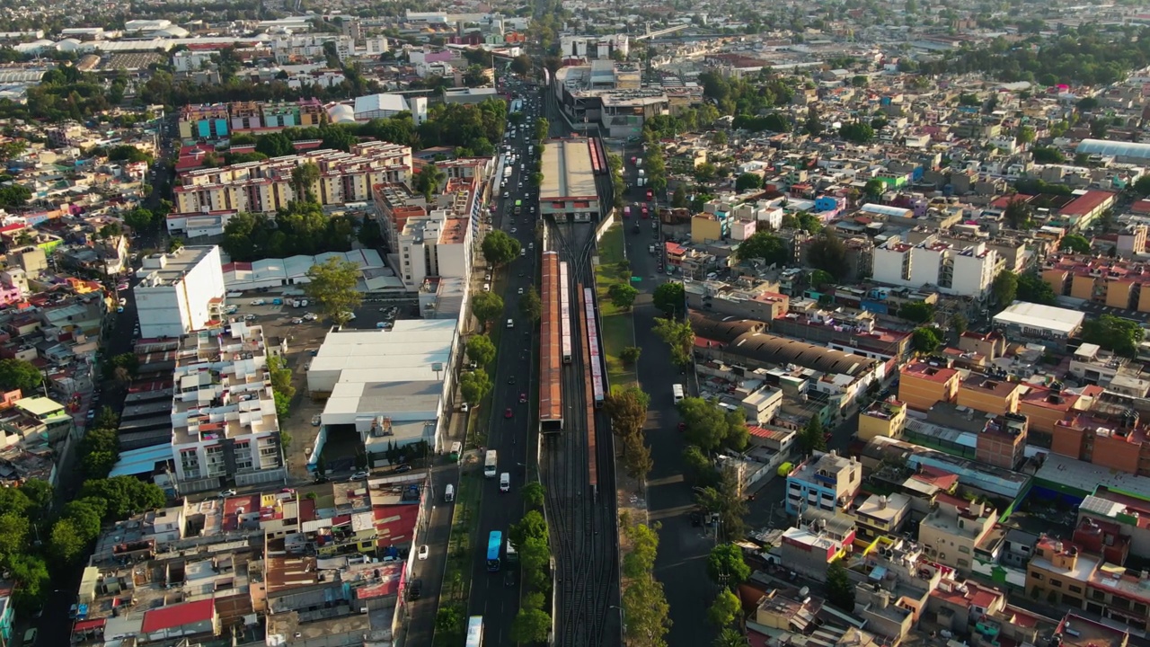 墨西哥北部城市道路的时间延迟，快速车辆，空中无人机建立镜头，小右盘，马丁卡雷拉危险社区视频素材