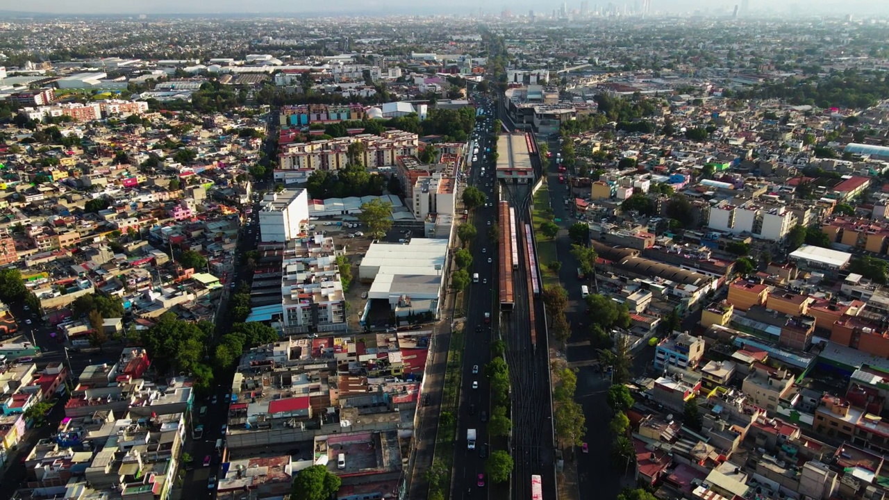 墨西哥城北部主要道路的城市景观与车辆，空中无人机建立拍摄，右行。视频素材