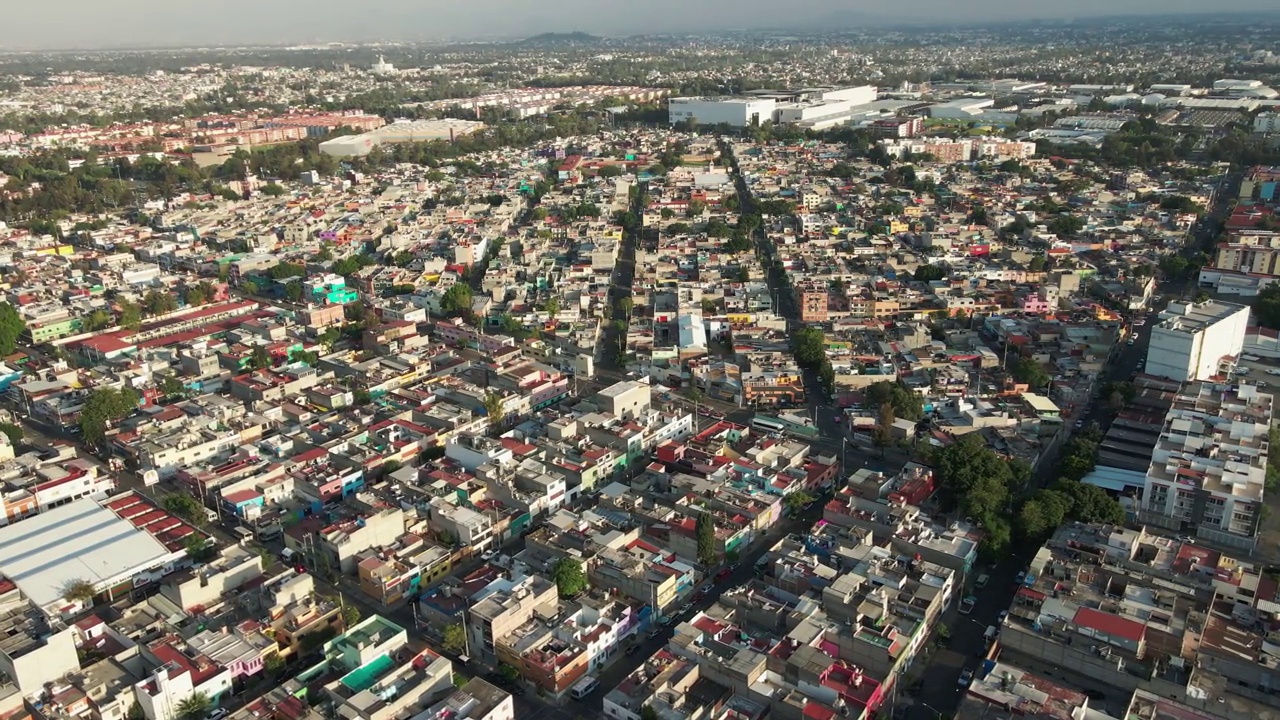 墨西哥城北部立交桥上的城市景观，空中无人机正在拍摄，向左行进。视频素材