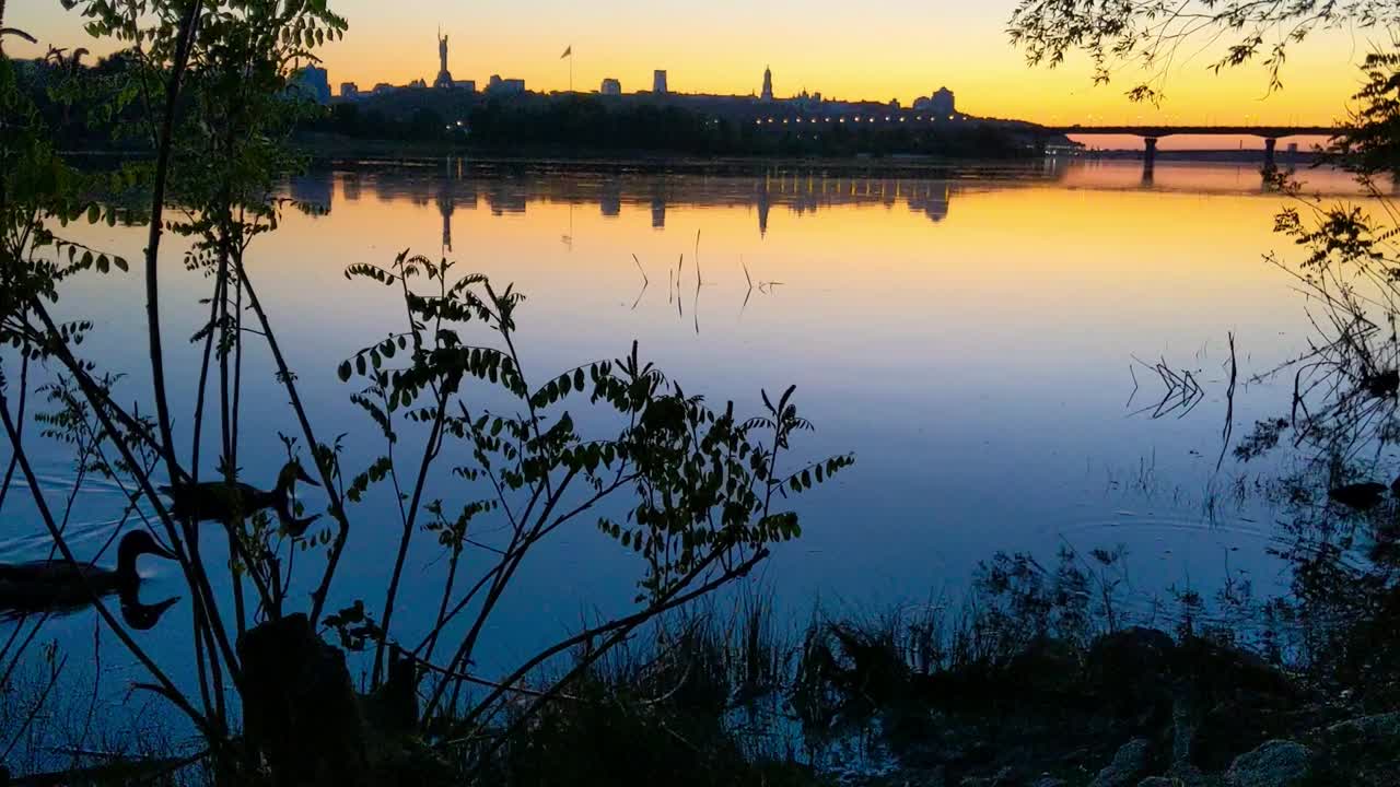 夕阳下基辅横跨第聂伯罗河的帕顿大桥。视频素材