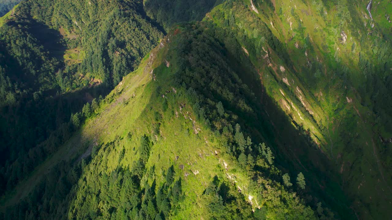 向前移动的无人机拍摄尼泊尔的风景，高山，日出时的悬崖。旅游自然美景蓝天下如无人机拍摄，绿树成荫，高山峻岭尽收眼底。4 k视频素材