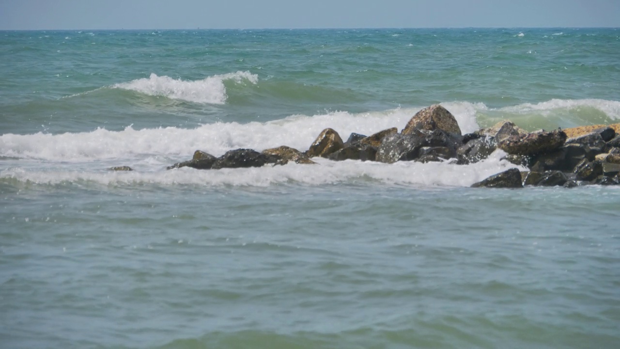 海浪拍击岩石视频素材