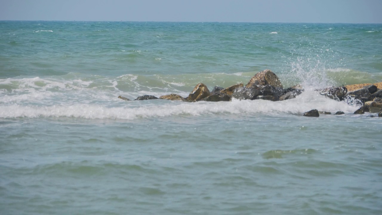 海浪拍击岩石视频素材