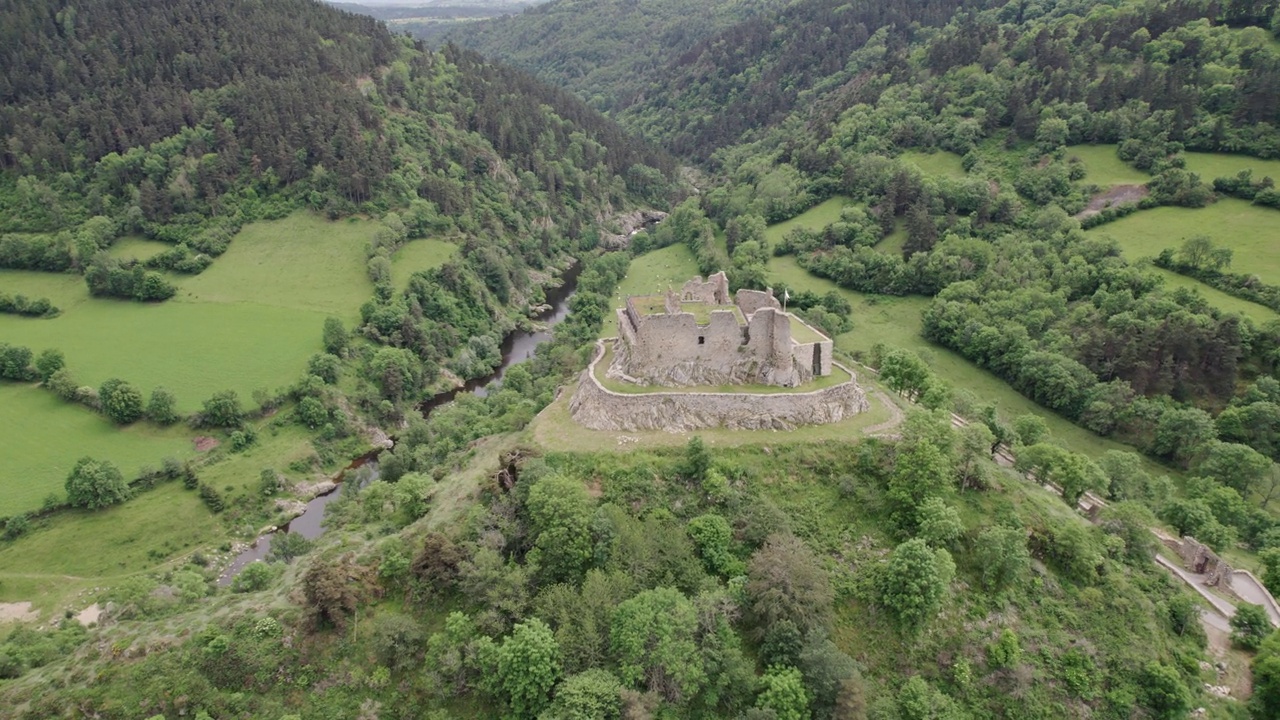 鸟瞰博福特城堡，古代城堡废墟，上卢瓦尔，法国。视频素材